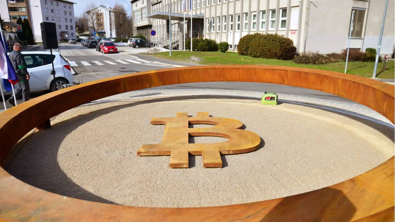 Словения предложила 25% налог на криптовалютные сделки Налогом в 25% будут облагаться обмен криптовалюты на фиат и оплата товаров и услуг, но не переводы между кошельками и обмен между криптоактивами. Налоговая база — разница между покупкой и продажей. Гражданам нужно будет вести учет транзакций и сдавать отчетность. Минфин поддержал инициативу, назвав отсутствие налогообложения нелогичным. Законопроект обсуждается до 5 мая и, если примут, вступит в силу с 2026 года.