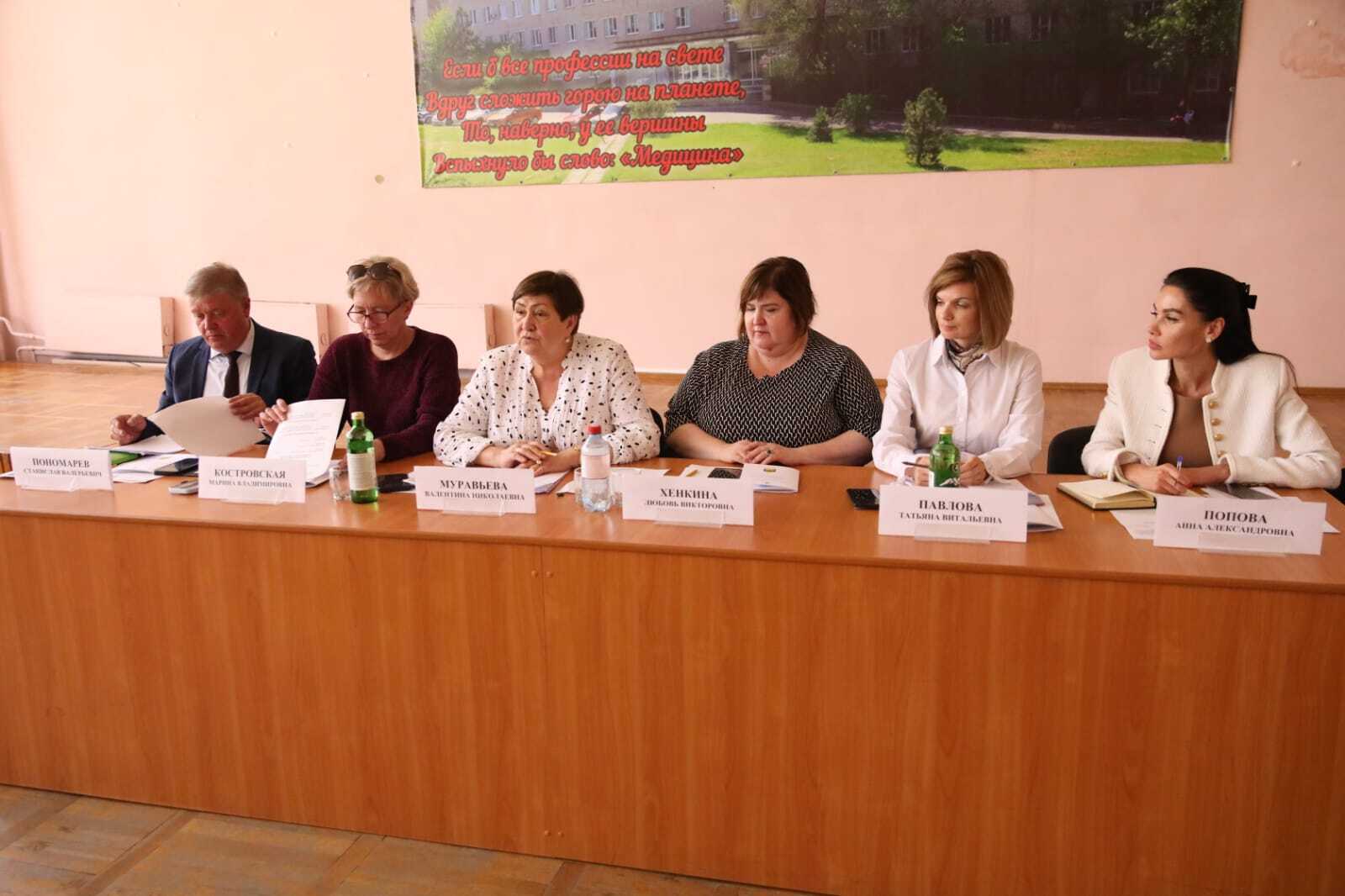 Заместитель министра здравоохранения Ставропольского края Павлова Татьяна Витальевна с рабочим визитом посетила Петровский муниципальный округ. В ходе встречи были обсуждены ключевые аспекты реализации регионального проекта "Модернизация первичного звена". Этот проект направлен на улучшение качества медицинской помощи и доступности первичной медицинской помощи для населения. Татьяна Витальевна акцентировала внимание на темпах профилактических мероприятий, которые играют важную роль в поддержании здоровья граждан. Профилактика заболеваний — это приоритетная задача, требующая активного участия всех медицинских учреждений округа. В ходе визита обсуждались вопросы кадрового обеспечения. Министерство активно работает над созданием комфортных условий для врачей и медсестер, чтобы повысить привлекательность работы в сфере здравоохранения.