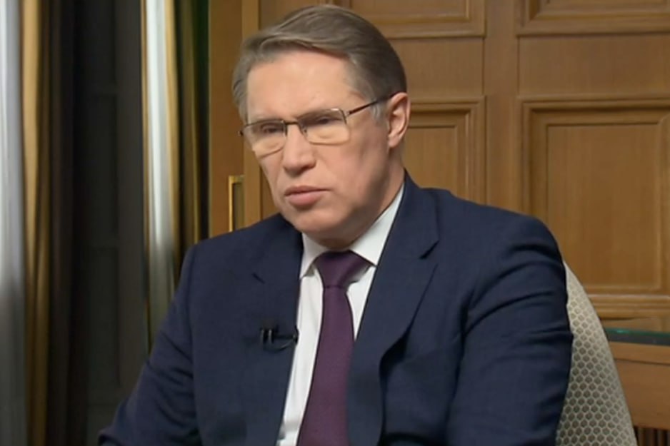 Мурашко рассказал о создании рабочей группы «Инцидент», которая займётся «возвращением» целевых студентов на работу по направлению  По словам министра здравоохранения России Михаила Мурашко, после 2022 года удалось переломить отрицательную динамику в количестве медработников. В целом, с того времени в отрасль пришло более 10 тысяч врачей. Сейчас уже каждый год 2,5% медработников приходят работать в медорганизации.  «Сегодня мы открыли рабочую группу "Инцидент" по кадровым вопросам выпускников 2024 года. Поскольку более 75% сегодня – это "целевики", которые поступают и выпускаются из вузов, то важными являются возвраты их к месту непосредственной работы, откуда они получили направление. И в этом заинтересованы и работодатель, и вуз. В том числе, это касается и среднего медицинского персонала», – отметил Мурашко в интервью телеканалу «Россия 24».  Он добавил, что по каждому выпускнику медвуза будет определяться его маршрут трудоустройства и, если возникнут трудности, то будет приниматься решение по каждому конкретному случаю.