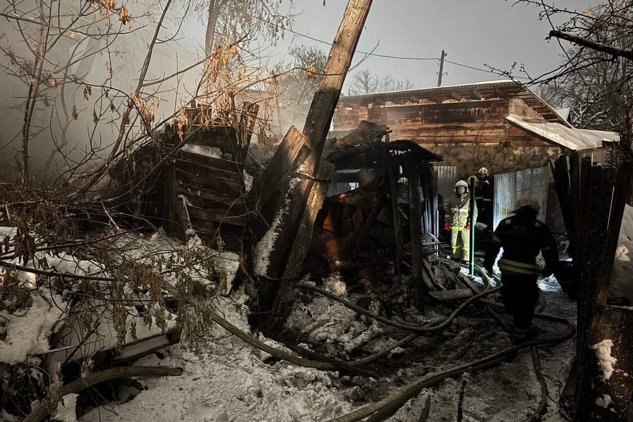 Три человека погибли в ночном пожаре на ул. Перовской  Страшный пожар произошел в частном доме в Железнодорожном районе Самары. Сообщение о нем поступило в 03:05 16 декабря. Примерно через полчаса его локализовали, а в 03:52 – потушили. Площадь пожара составила 20 квадратных метров. С пожаром боролись 53 человека при содействии 19 единиц техники.   В результате пожара погибли три человека. Детей среди погибших нет. По предварительной информации, огонь разгорелся из-за того, что в доме перекалилась печь.    ТОПОР 18+ ЖЕСТЬ, ВОЙНА, НОВОСТИ     ПОДПИСАТЬСЯ