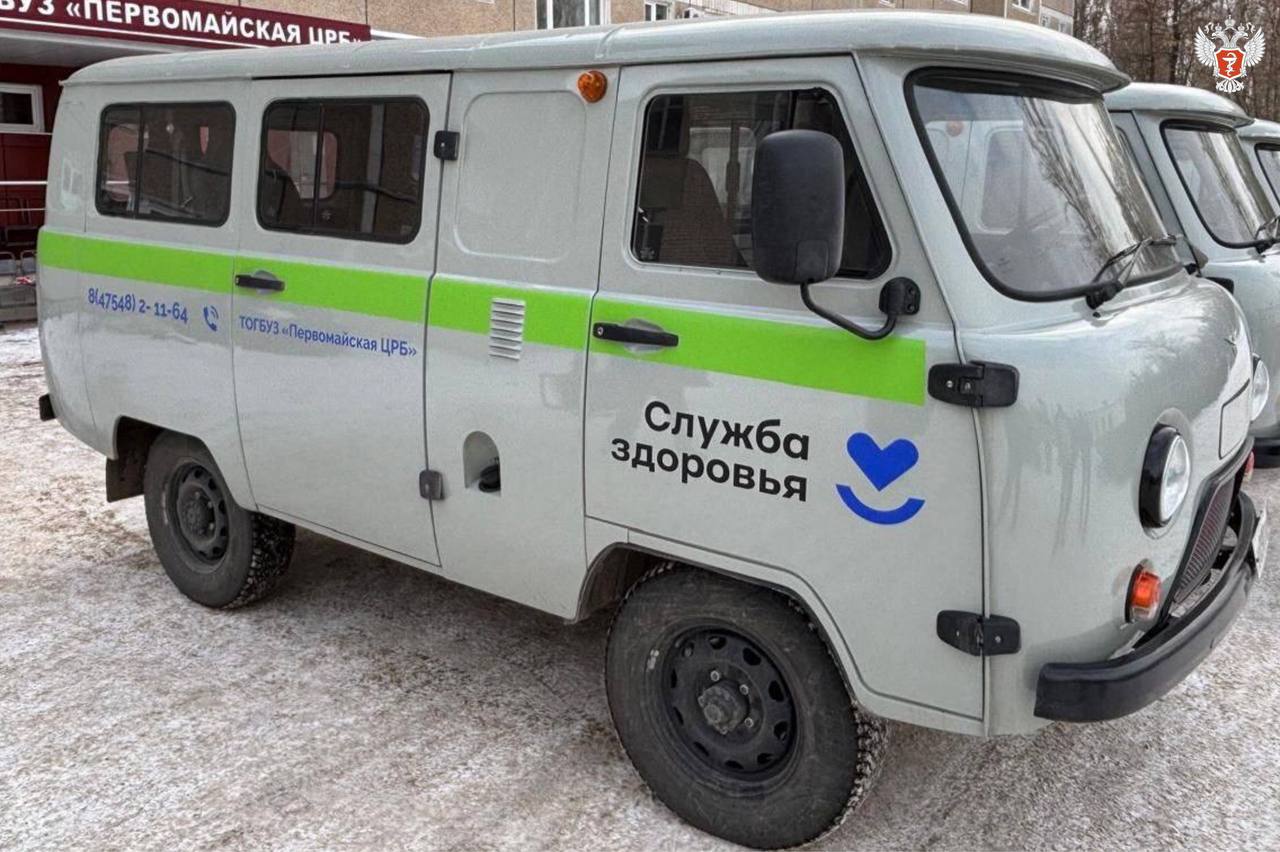 87 новых отечественных автомобилей поступили в медучреждения Тамбовской области Санитарный транспорт уже используется при оказании медицинской помощи жителям региона. Транспорт предназначен для перевозки медицинского персонала, маломобильных пациентов и доставки лекарств и биоматериалов. Благодаря пополнению автопарка специалисты смогут оперативно выезжать в отдаленные территории области. — Новый транспорт — это новые возможности, дополнительное время, которое появляется для доезда до пациента, транспортировки его в лечебное учреждение, оперативной доставки биоматериала в лаборатории и лекарств до пациента, — отметила исполняющая обязанности министра здравоохранения Тамбовской области Аэлита Зенкина. #Модернизация