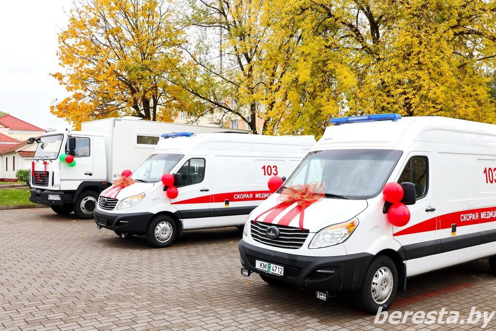 Тринадцать автомобилей скорой помощи и два передвижных ФАПа получили лечебные учреждения Гродненщины Они поставлены по линии Министерства здравоохранения и на прошлой неделе уже доставлены в регионы Автомобили скорой помощи класса В белорусского производства обновят автопарк одиннадцати районов Берестовицкого Вороновского Ивьевского Дятловского Зельвенского Кореличского Лидского Мостовского Островецкого Ошмянского и Щучинского Передвижные ФАПы будут задействованы в работе на здоровье сельчан в Берестовицком и Вороновском районах Это весомое дополнение к 15 ФАПам на колесах которые уже имеются в лечебных учреждениях области До конца года по линии Минздрава ожидается поступление в область двенадцати машин для скорой помощи класса С и семи передвижных ФАПов Поддержать канал бустами Inst TikTok ВК OK FB