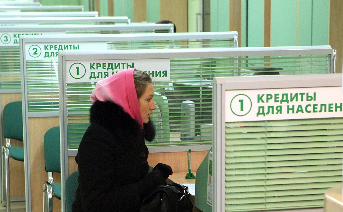 Выдача потребкредитов в октябре по сравнению с сентябрем сократилась на 20%, а по сравнению с началом года — на 25%.  Наибольшая динамика сокращения числа выданных потребкредитов в регионах РФ зафиксирована в Оренбургской  -23,8% за месяц , Новосибирской  -23,4% , Тюменской  -23,3%  и Кемеровской  -22,8%  областях, а также в Республике Татарстан  -22,7% .   В Москве и Санкт-Петербурге количество выданных потребкредитов в октябре сократилось на 18,8% и 22% соответственно.  В последние месяцы стало очевидным, что жесткая денежно-кредитная политика регулятора привела к достаточно высоким темпам «охлаждения» рынка необеспеченного кредитования.   Вместе с тем, как отмечают эксперты, возросшие доходы населения по-прежнему позволяют поддерживать кредитную и потребительскую активность на достаточно высоком уровне.    ProБанки