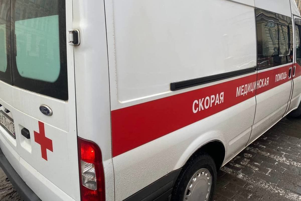 Новорожденную девочку в пакете обнаружили на улице в Ленобласти, ее срочно передали медикам Инцидент произошел на Школьной улице в Дубровке Всеволожского района. Предварительно, новорожденную выбросили из машины, а затем местные жители обнаружили ребенка возле своего автомобиля и передали информацию в службу 112, после чего на место прибыли врачи. Младенца доставили в медицинское учреждение в состоянии средней степени тяжести. Врачи диагностировали у девочки гематомы на голове. Предположительно, она родилась за два часа до того, как ее нашли проxожие пятого июня. Когда новорожденную нашли, на ней была кровь. Сотрудники правоохранительных органов начали проверку по факту случившегося.