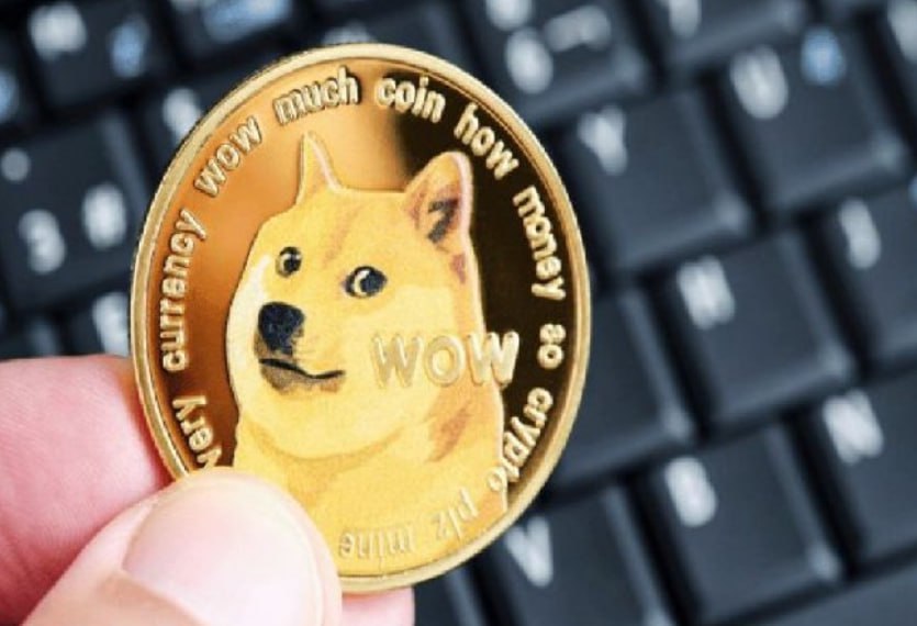 Dogecoin вырос на 62% за неделю  Текущая ценовая модель DOGE повторяет ту, что наблюдалась в конце 2020 и 2016 годов.  Впервые с начала января 2021 года вступит в силу запрет на пересечение границы.  Dogecoin  DOGE , крупнейшая в мире криптовалюта, ориентированная на мемы, набирает обороты, выроснув на 62% на этой неделе, что является лучшим показателем с февраля.  Более пристальный взгляд на недельный график цен DOGE показывает, что криптовалюта повторяет динамику конца 2020 года, когда цена выросла на 1500% и к началу мая 2021 года достигла 73 центов.  Последний скачок курса DOGE последовал за завершением президентских выборов в США и годичным периодом бокового движения, напоминающего то, что наблюдалось в конце 2020 и 2016 годов.  50-недельная простая скользящая средняя готова пересечь 100-недельную SMA. Этот паттерн технического анализа даёт зелёный свет трейдерам, которые до сих пор сомневались. Аналогичный бычий перекрёстный паттерн наблюдался после выборов в США в ноябре 2020 года.  Если судить по истории, то в ближайшие недели DOGE может продолжить расти, потенциально достигнув новых максимумов выше уровня 73 центов, достигнутого в 2021 году.  Другие индикаторы подтверждают позитивный прогноз. Например, индекс относительной силы за 14 недель вырос выше 70, что указывает на сильный восходящий тренд. Этот порог ознаменовал фазу FOMO  страха упустить выгоду  бычьего рынка в 2021 году.  Обратите внимание, что мемные монеты, как правило, более волатильны, чем лидеры рынка, такие как биткоин и эфир, и часто быстро меняют направление движения. Их волатильность требует постоянного мониторинга позиций и строгого соблюдения инструментов управления рисками, таких как стратегии стоп-лосс для трейдеров.  Омкар Годболе, дипломированный специалист по рынку, является старшим аналитиком CoinDesk и одним из управляющих редакторов по рынкам. Высказанные здесь мнения принадлежат ему.