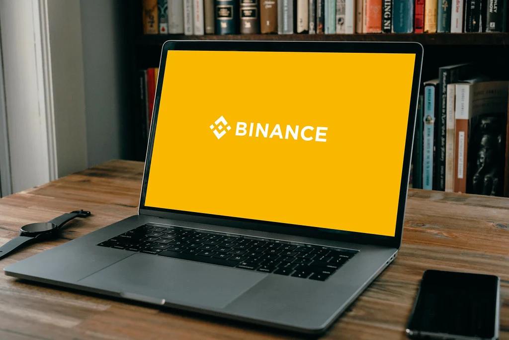 Сооснователи Binance опровергли слухи о продаже    Соосновательница Binance Йи Хэ назвала слухи о продаже биржи конкурентными вбросами. По ее словам, компания открыта для стратегических партнеров, но не ведет переговоров о продаже.    Чанпэн Чжао  CZ  также опроверг информацию, опубликовав пост с цифрой 4, обозначающей FUD. Он отметил, что Binance не продается, но может привлечь миноритарных инвесторов.  Подробнее: cryptol.info/Binance   #Binance    Cryptol