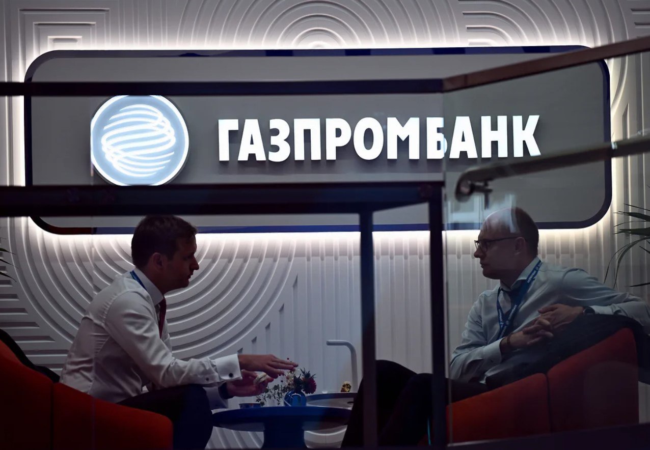 Облигационный бум: топ-5 банков забрали 76% рынка. ТОП-3 организаторов: Газпромбанк ₽292,4 млрд , Альфа-Банк ₽217 млрд , ВТБ Капитал ₽200 млрд . Объем рынка: ₽1,35 трлн за квартал +100% к 2024 г. , доля топ-5 игроков 76%, +22,5 п.п. ; Главные отрасли: нефть/газ, металлургия, химия, ритейл — 72% крупных сделок. Рынок корпоративных облигаций становится элитным клубом: 52% объема пришлось всего на 20 сделок свыше ₽30 млрд каждая данные Cbonds и БК «Регион» . Долговой рынок растет, но деньги концентрируются в руках гигантов: мелкие игроки остаются за бортом, а комиссии банков 0,5-1% не спешат увеличиваться даже на фоне рекордных размещений. Валютные облигации и рефинансирование старых выпусков — новые точки роста, но риски сохраняются: жесткая политика ЦБ и волатильность могут замедлить амбиции эмитентов. ProБанки