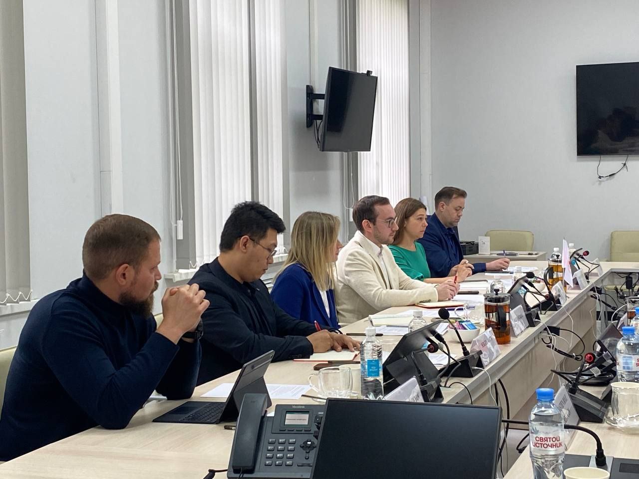 Сегодня в Москве провели расширенную встречу с Ясмин Пра-Дессимо, директором Управления по оперативной деятельности Международного Комитета Красного Креста МККК и региональным директором МККК в Европе и Азии Ариан Бауэр, которые прибыли в Россию с рабочим визитом. Ясмин поблагодарила Российский Красный Крест за плодотворное сотрудничество - вместе с МККК мы помогаем тысячам людей, которые оказались в трудной жизненной ситуации. Благодаря нашим совместным проектам люди получают денежную помощь, продуктовые и аптечные ваучеры, школьные наборы для детей, ваучеры на покупку одежды, а также имеют возможность пройти курсы профессиональной переподготовки и получить новую профессию. Наша общая задача - не только обеспечить первичные гуманитарные потребности людей, пострадавших от украинского кризиса, но и дать им возможность возвращения к нормальной жизни. Отдельно обсудили очень важное направление — восстановление семейных связей. Российский Красный Крест и Международный Комитет Красного Креста работают в своих зонах ответственности, чтобы помогать семьям узнать судьбу близких, с которыми была потеряна связь. Например, с начала ЧС в Курской области мы установили судьбу 2605 человек. Это сложная и крайне нужная работа, которую мы будем обязательно продолжать. Договорились с коллегами из Международного Комитета и далее развивать диалог по всему спектру гуманитарных вопросов.