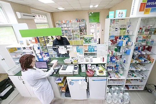 Российские фармкомпании обсуждают локализацию производства по выпуску лекарств в Бахрейне. Об этом стало известно по итогам рабочей поездки министра экономического развития Максима Решетникова в королевство. "Сейчас обсуждается выход российских фармацевтических компаний на рынок Бахрейна с возможной локализацией производства", - сказал он. Ранее с Бахрейном был подписан меморандум о сотрудничестве в сфере здравоохранения. В Минпромторге России отмечают, что сегодня сформирован перечень наиболее перспективных стран для экспорта российских лекарств, в него вошли государства ЕАЭС, СНГ, Ближнего Востока, Азии, Латинской Америки, Африки. Всего отечественная фармпродукция уже поставляется более чем в 150 государств. Наша страна экспортирует лекарства по 1362 международным непатентованным наименованиям то есть по действующему веществу и по 2784 торговым наименованиям, которые присваиваются производителем.