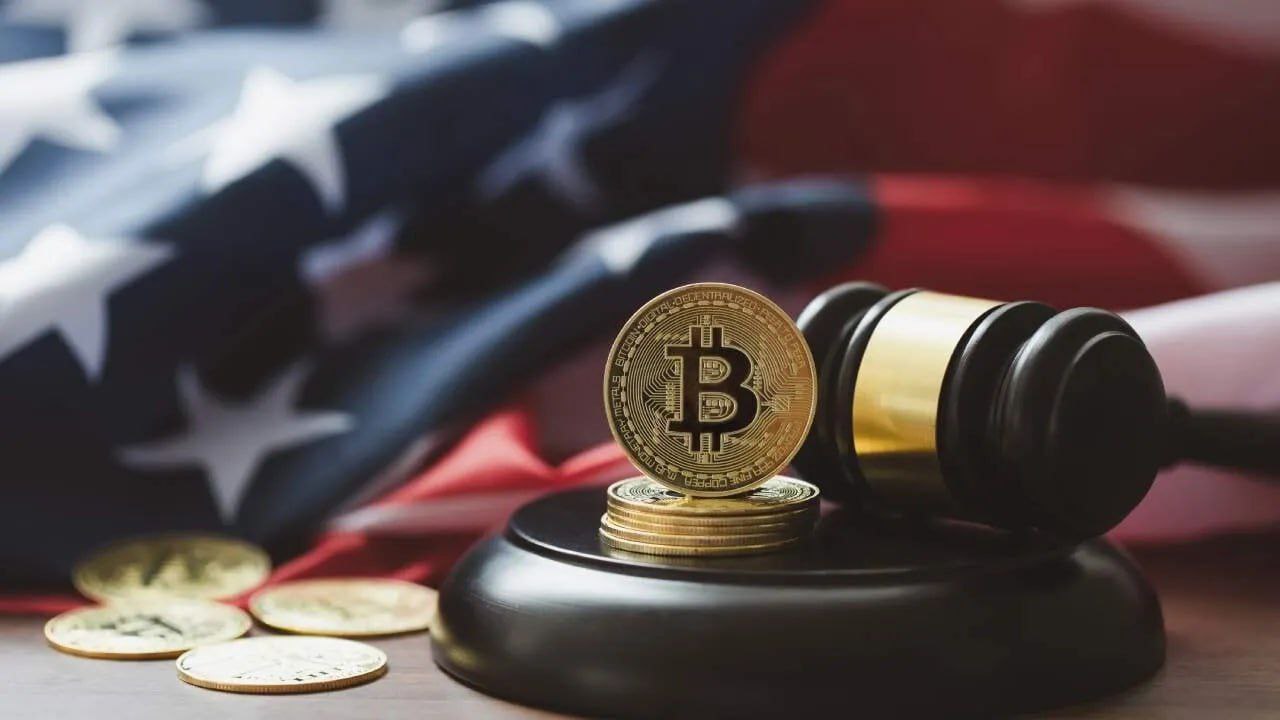 На этой неделе в биткоинах: тарифы Трампа и резервы BTC потрясают рынки  На этой неделе биткоин продемонстрировал высокую волатильность, колеблясь между $94 770 и $82 681, поскольку торговые пошлины Трампа и планы по резервированию биткоина встревожили инвесторов. Тем временем биткоин-ETF потеряли $740 млн, ознаменовав очередную неделю оттока. Исполнительный указ Трампа о резервировании биткоина подтвердил, что альткоины будут храниться отдельно, в то время как должностные лица Министерства финансов и торговли разработают стратегии для дальнейшего накопления BTC. В Техасе законопроект о государственном резерве биткоина был выдвинут в Сенат, что подтолкнуло штат ближе к хранению цифровых активов.