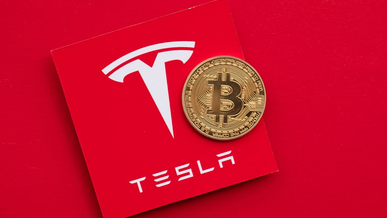 В отчете за четвертый квартал 2024 года Tesla сообщила о нереализованной прибыли по BTC-активам в размере $600 млн.  Данные Arkham Intelligence показывают, что компания владеет около 11 509 BTC, что примерно оценивается в $1,21 млрд. Это делает Tesla четвертым по величине публично торгуемым держателем BTC после MicroStrategy, Marathon Digital и Galaxy Digital.  #Tesla