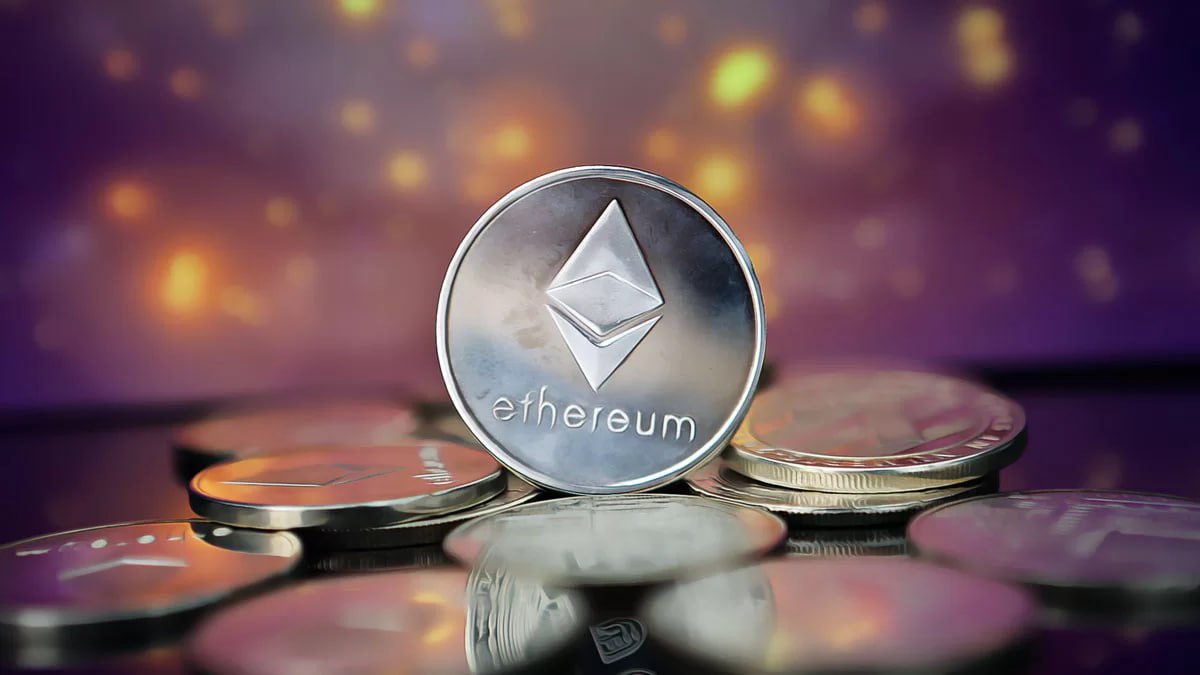 Разработчики блокчейна Ethereum на фоне локального кризиса сети предлагают ускорить запуск обновлений, чтобы сделать сеть более адаптивной.     Ускорение процесса запуска обновлений сети Ethereum может оживить интерес к сети со стороны пользователей и инвесторов.     Основное предложение разработчиков - не фокусироваться на одном обновлении, а работать сразу над несколькими, чтобы они запускались каскадом, сокращая сроки запуска с 1 года до 6 месяцев.     Предыдущее обновление Dencun разработчики запустили в марте 2024 года. Запуск обновления Pectra ожидается в начале апреля.     Ускорение реализации следующего хардфорка Fusaka предполагает дедлайн 10 апреля на установление его окончательного масштаба.   ‼ Ethereum сталкивается с конкуренцией со стороны других блокчейн-проектов, что заставляет его команду шевелиться. В целом, это хорошо для перспектив, но важно как намерения будут реализовываться.    Не рекомендация!      Торгую на биржах:    Bybit  инструкция на регистрацию    OKX  инструкция на регистрацию    BingX  инструкция на регистрацию  ↔  BitGet подарочный бонус 6200USDT   Мой закрытый Премиум канал  Ставьте  , если канал полезен!