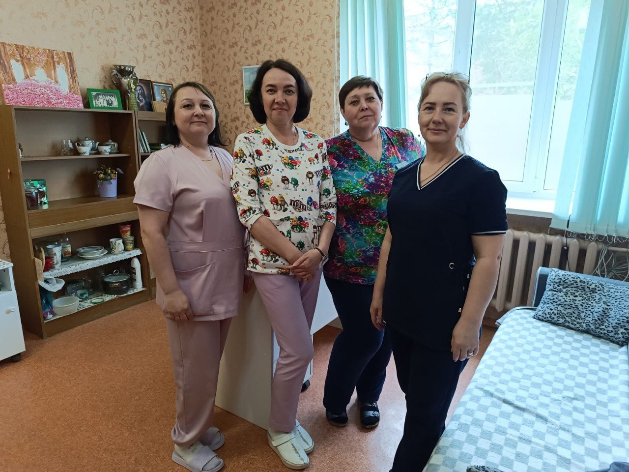 Свердловские врачи помогли появиться на свет малышке, которая поторопилась встретиться с мамой и не стала дожидаться визита в роддом   Будущая мама из Верхней Салды в сопровождении акушера находилась на пути в Екатеринбург — там Олесе предстояла плановая госпитализация в роддом. Однако судьба преподнесла сюрприз: ребёнок решил появиться на свет неподалёку от Невьянска.     Находившийся рядом медик профессионально оказал женщине необходимую помощь, и уже через некоторое время она приложила к груди здоровую девочку ростом 53 сантиметра и весом 2880 граммов.  Ближайшей к месту событий больницей была Невьянская ЦРБ, медицинская бригада предупредила о внеплановых пациентках коллег, которые оперативно подготовили всё для приёма мамы и новорожденной малышки. Спустя три дня счастливая мама с маленькой дочкой отправились домой.