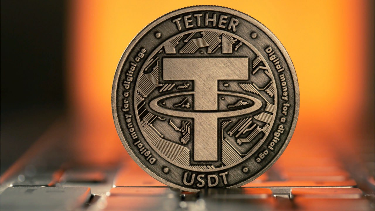 Tether удерживает биткоины на $5,58 млрд    CEO Tether Паоло Ардоино раскрыл резервы компании в биткоине и золоте. Эмитент крупнейшего стейблкоина USDT удерживает $5,58 млрд в BTC и $3,87 млрд в золоте.    Таким образом, общий объём капиталовложений Tether в криптовалюту и драгоценные металлы достиг $9,45 млрд. В середине октября рыночная капитализация USDT превысила $120 млрд.    По словам Паоло Ардоино, $100 млрд его компания инвестировала в американские казначейские облигации.    На минувшей неделе Wall Street Journal сообщил, что правоохранительные органы США проводят расследование, фигурантом которого является Tether. Эта информация вызвала падение стоимости крупнейших цифровых валют.    В выходные обстановка на рынке стабилизировалась после того, как Ардоино опроверг эту информацию и раскритиковал СМИ за публикацию недостоверных данных.  #Tether #Биткоин #Стейблкоин  Академия Garantex   Garantex Announcements   ВКонтакте   YouTube