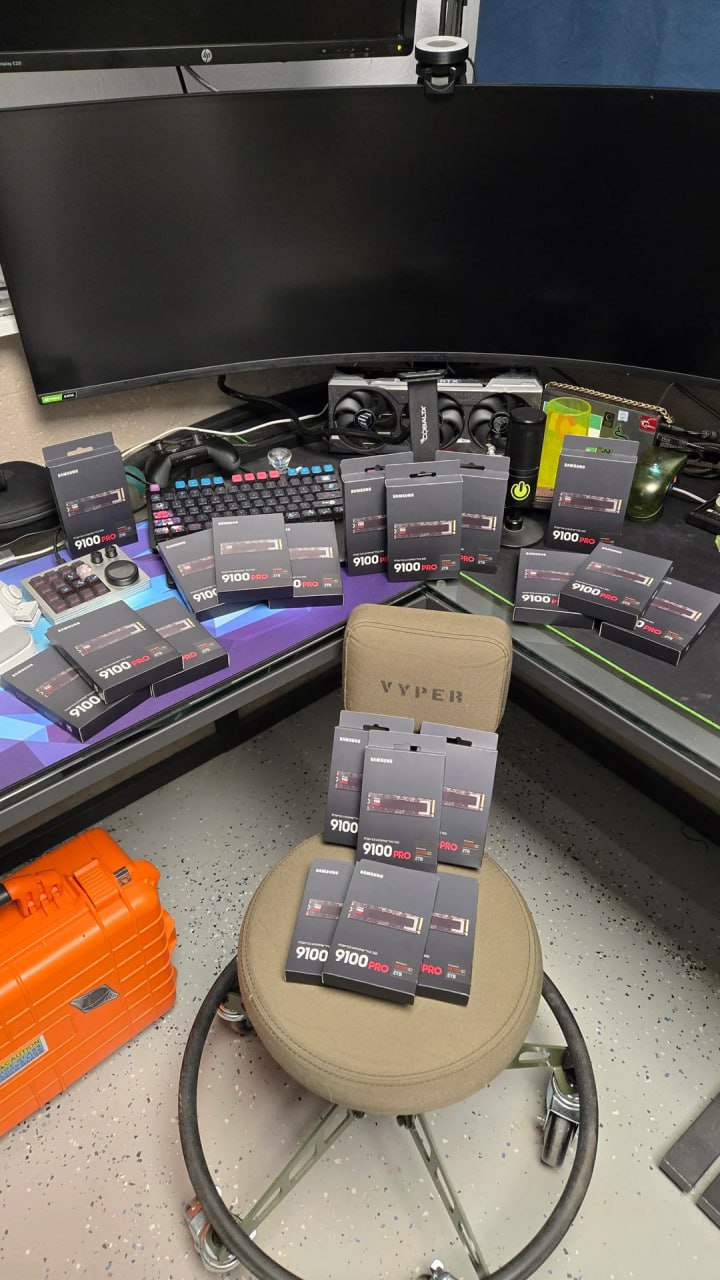 Неожиданный бонус от Amazon парень получает целую коробку SSD вместо двух Парень заказал два SSD Samsung 9100 PRO но из за ошибки Amazon ему доставили целую коробку накопителей оцененную в 6 000 475 тыс рублей По американским правилам он может оставить лишний товар себе Теперь пользователи Reddit обсуждают стоит ли продать накопители или собрать мощный сервер исключительно на SSD TechGPTNews