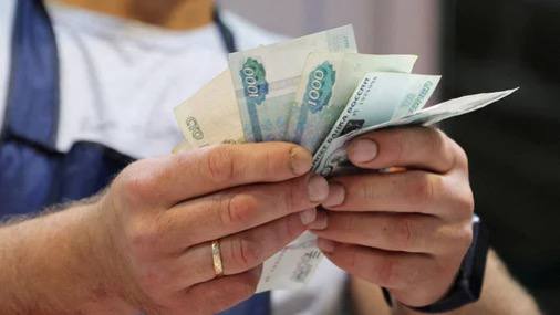 Москва один из лидеров по средним зарплатам в России Москва заняла второе место среди регионов России по уровню средних заработных плат свидетельствуют свежие данные Росстата В июле 2025 года среднемесячная номинальная зарплата в столице составила 178 тысяч рублей уступив лишь Чукотскому автономному округу В то же время самые низкие средние зарплаты в России продолжают фиксироваться на Северном Кавказе в частности в Чеченской Республике 43 тыс рублей и Дагестане 47 тыс рублей Общий уровень средней зарплаты по стране в июле составил 99 305 рублей kvadratnymaster Фото Яндекс
