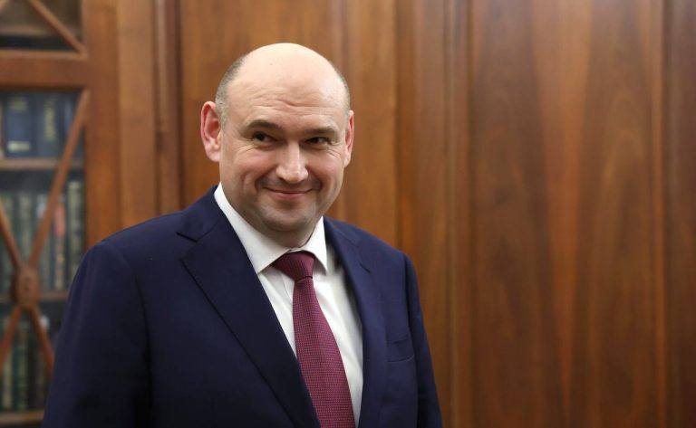 Глава Оренбургской области заявил, что «врачи-хамы» не должны работать в здравоохранении На выездном заседании правительства врио губернатора Оренбургской области Евгений Солнцев заявил, что на первое место по количеству жалоб в регионе вышло состояние здравоохранения, сообщает издание «Оренбург Медиа». Жители жалуются в том числе на нехватку врачей, трудности с записью к узким специалистам. «На текущий период поступило 835 вопросов. Это — некачественная медпомощь, очереди в поликлиниках, хамство медработников, длительное ожидание скорой помощи и нехватка узких специалистов в больницах», — подчеркнул Солнцев. Он заострил внимание и.о. главы минздрава на жалобах на хамство в поликлиниках: «Берите на контроль, за хамство точно пресекайте, такие люди не должны работать в здравоохранении».