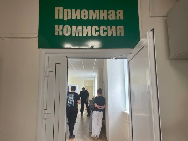 В Ижевской государственной медакадемии завершилось зачисление абитуриентов на бюджетные места  «Контингент абитуриентов из Удмуртии в этом году вырос, чему мы очень рады. 475 абитуриентов зачислено на бюджетные места, из них большинство по целевому приему, в основном это места от Минздрава Удмуртии, но есть и иные заказчики. Всего на целевой прием у нас поступило 431 заявление, это больше, чем в прошлые годы», – отметил ответственный секретарь приемной комиссии ИГМА Антон Юдицкий.  Лев Кирьянов – один из абитуриентов, который поступил в ИГМА по целевому направлению. Он уверен, что это отличная возможность для выпускников поступить в желаемый вуз.  «Я с 7 класса хочу стать врачом, вижу себя врачом-терапевтом. Очень люблю людей, люблю помогать им, заботиться. Решил поступать на целевое место, потому что государство сейчас очень поддерживает это направление, я буду гарантированно трудоустроен. Необходимость обязательной отработки меня не смущает – это возможность закрепиться в профессии, новые люди, знакомства», – говорит юноша.  По словам министра здравоохранения Удмуртии Сергея Багина, в республике предусмотрены различные меры поддержки для целевиков – как во время учебы, так и после ее завершения. Студенты получают стипендию, проходят практику в государственных медучреждениях, а после окончания вуза могут воспользоваться федеральными и республиканскими мерами поддержки.
