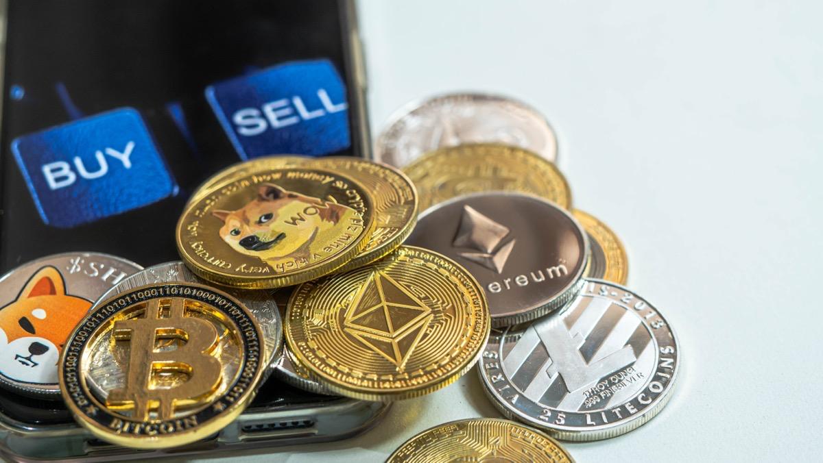 ЦБ разрешит фондам инвестировать в деривативы на криптовалюту в 2026 году Банк России разрешит управляющим компаниям инвестировать в инструменты с привязкой к криптовалюте в 2026 году Об этом в кулуарах Уральской конференции НАУФОР Российский фондовый рынок 2025 сообщила РБК Инвестициям директор департамента инвестиционных финансовых посредников ЦБ Ольга Шишлянникова Сейчас для управляющих компаний УК установлен запрет на инвестирование в расчетные производные финансовые инструменты на криптовалюту закрепленный нормативно правовым актом 4129 У однако ЦБ намерен изменить этот документ в I квартале 2026 года Требуется внесение изменений в нормативный акт По нашим планам мы это будем делать в первом квартале следующего года Мы уберем ту норму которая вводила запрет сказала она Шишлянникова объяснила что запрет на инвестирование в такие инструменты был снят для остальных профучастников письмом Банка России однако для инвестиционных фондов запрет был предусмотрен нормативно правовым актом В нем напрямую написано что в такие инструменты инвестировать нельзя поэтому всему рынку мы как письмом ввели запрет на инвестирование в расчетные производные финансовые инструменты на криптовалюты так письмом и отменили написав что теперь в расчетные инструменты инвестировать можно А для паевых инвестиционных фондов ПИФов мы этого письмом сделать не можем потому что у нас есть нормативно правовой акт объяснила она Подробнее   www rbc ru quote news article 691466979a79473b98e68fff Подписаться на Сам ты инвестор