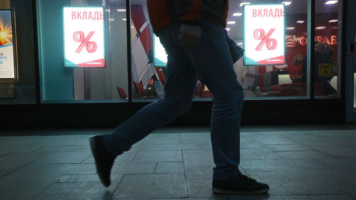 Вклады под нож: почему топ-банки режут ставки при ключевой 21%? 5 банков из топ-20 снизили ставки на 0,17-1,0 п.п. после заседания ЦБ, оставившего ключевую ставку на 21%. Средние ставки упали до 19,75% 3 мес. , 19,55% 6 мес. , 18,64% год — максимум сейчас 22% на коротких вкладах. Тренд на жесткую ДКП — четвертое заседание подряд без изменений, сигнализирующее о долгой «заморозке» ставок. Даже при рекордной ключевой ставке банки начали «подкручивать гайки»: полугодовые вклады за неделю подешевели на 0,11 п.п. данные маркетплейса «Финуслуги» . К лету 2025 года средние ставки по годовым вкладам могут опуститься ниже 18%, а банки начнут активнее продвигать структурные продукты с «повышенной» доходностью. ProБанки