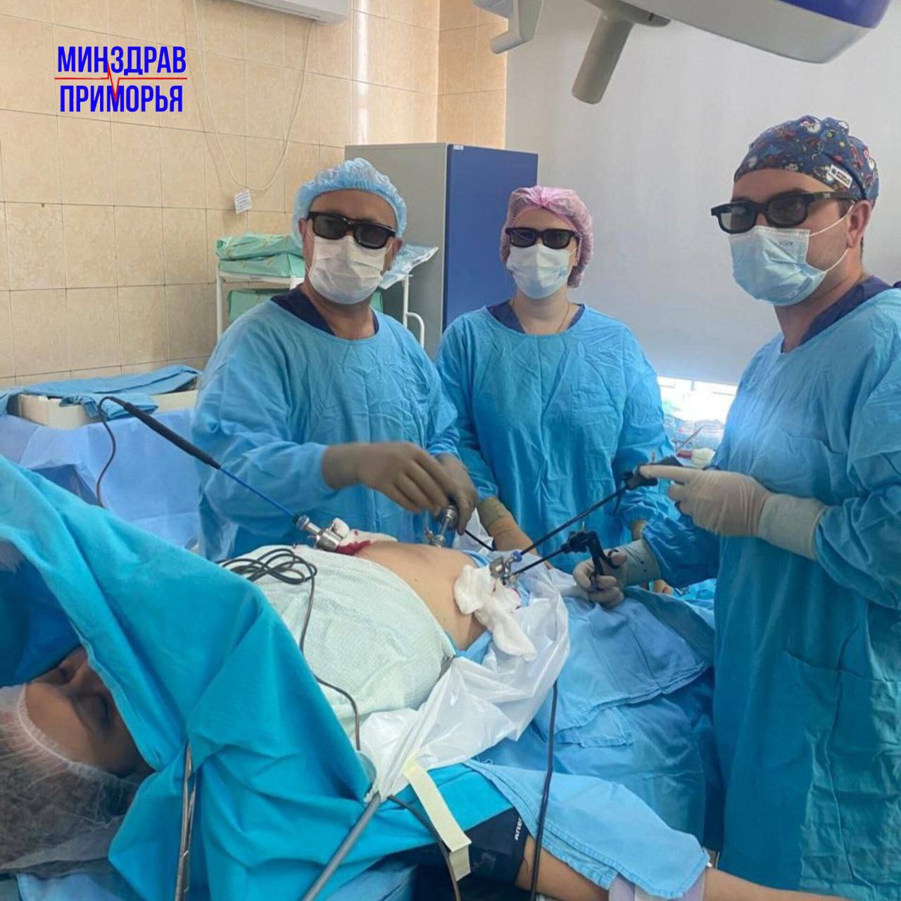 Неожиданную патологию обнаружили хирурги Владивостока при удалении аппендицита Пациентка 33 лет поступила во Владивостокскую клиническую больницу №1 с типичными симптомами гнойного аппендицита. Диагноз подтвердился, и специалисты под руководством заведующего отделением Игоря Кондрашова начали лапароскопическую операцию. Однако во время предоперационного опроса женщина упомянула о ранее перенесённой гинекологической операции и последующих сложностях с наступлением беременности. Именно эта, на первый взгляд, сторонняя деталь заставила хирургов Александра Букарева и Владислава Деделькина не ограничиться только удалением воспалённого аппендикса. Врачи провели ревизию органов малого таза и выявили обширный спаечный процесс: левая маточная труба была полностью "замурована", правая — частично. Специалисты приняли решение оперировать, выполнено разделение спаек, маточные трубы высвобождены из спаечного процесса. Операция прошла успешно. Уже через несколько дней пациентка была выписана в удовлетворительном состоянии. Минздрав Приморья