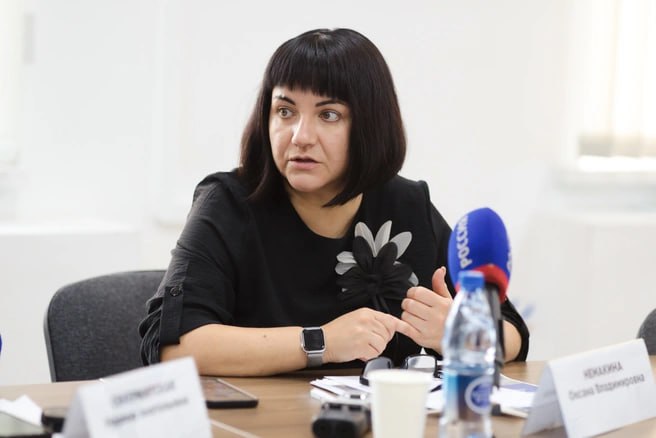 Министр здравоохранения Забайкалья объяснила приписки по диспансеризации техническими ошибками и нарушениями ведения медицинской документации  Напомним, прокуратура начала проверять Клинический медицинский центр Читы после жалоб пациентов на фальшивую диспансеризацию. В прокуратуре уточнили, что за 2024–2025 годы установлено не менее 15 таких случаев. Во всех из них пациенты сообщили, что медицинскую диспансеризацию они не проходили.  «Прокуратура провела проверки по КМЦ за весь 2024 год и 6 месяцев 2025-го. За этот период там проведена диспансеризация по 125 тысячам случаев. И прокуратурой было выявлено всего около 15 случаев, где были основания полагать, что люди вроде как не проходили диспансеризацию. То есть это 0,012 процента от общего числа. Прокуратура запросила 70 тысяч случаев, которые они отработали. Если смотреть из 70 тысяч, то это 0,02%», — цитирует министра здравоохранения Забайкальского края Оксану Немакину издание «Чита.ру».  По её словам, по каждому случаю было проведено внутреннее служебное расследование: «Там были выявлены технические ошибки и нарушения ведения медицинской документации со стороны исполнителей. По этим 15 случаям заявки на возврат финансовых средств в фонд ОМС уже отправлены, эти деньги, где не подтвердилось, будут возмещаться. С исполнителями проведены беседы, некоторые получили выговоры за свои ошибки. Но если посмотреть на процент ошибок, то это очень маленькая погрешность».