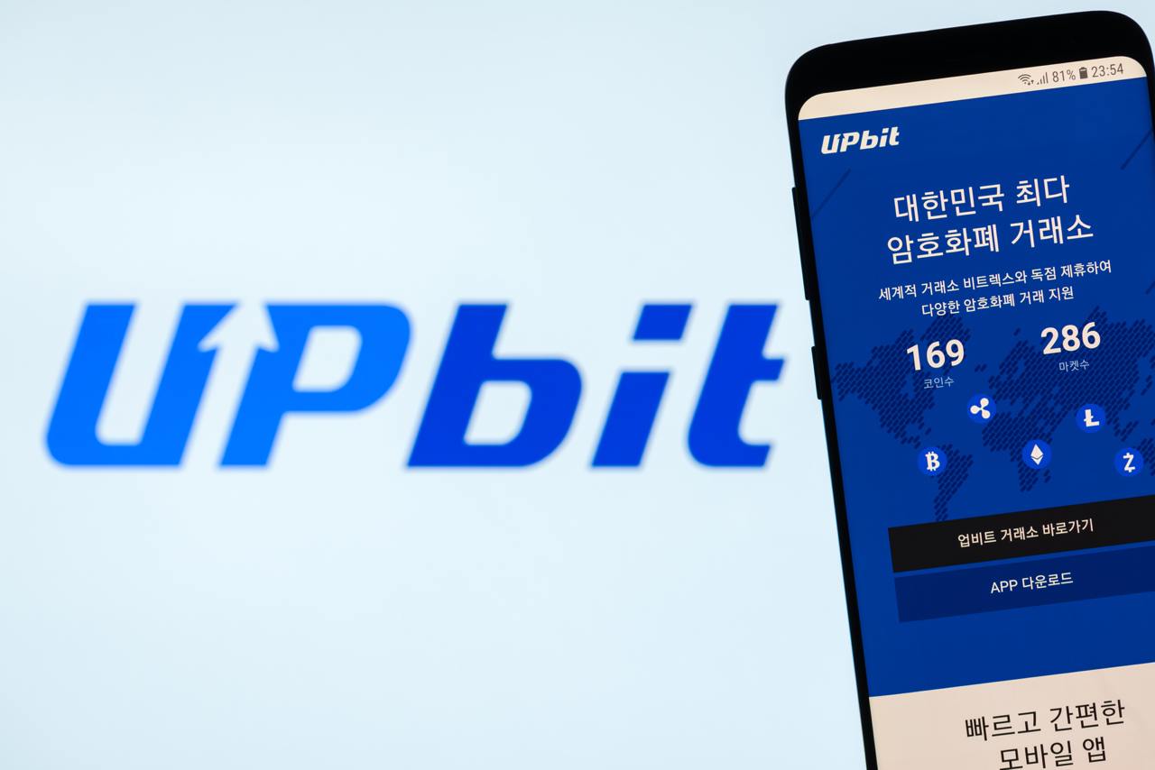 Южнокорейская полиция подтвердила, что за кражей 342 000 Ethereum  ETH  с биржи Upbit в 2019 году стоят северокорейские хакерские группы Lazarus и Andariel. Это стало ясно благодаря анализу IP-адресов и движения активов.  Спустя четыре года расследования удалось вернуть 4,8 биткоина  около $429 000  через швейцарскую биржу и передать их обратно Upbit.   Крипто ТВ