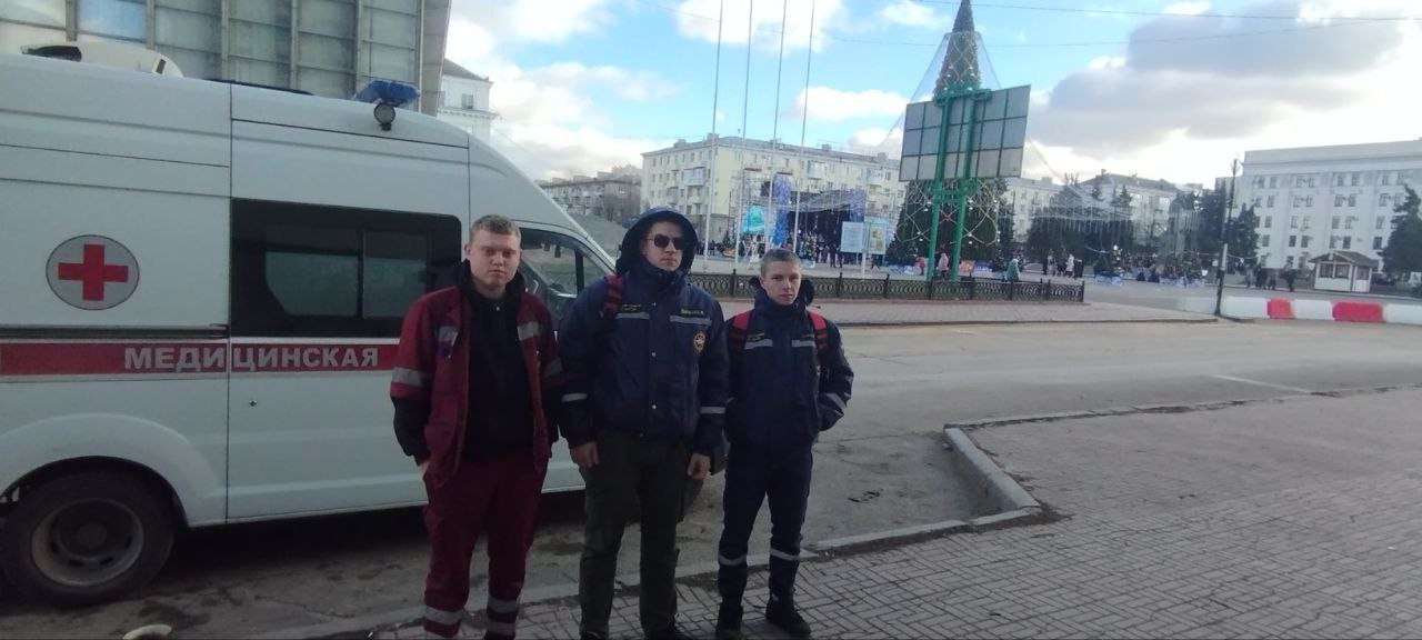 Бригады скорой помощи и волонтеров-спасателей в праздничные выходные в Луганске провели первое совместное дежурство     Луганский центр медицины катастроф и Луганское Региональное отделение Всероссийского корпуса спасателей  ВСКС  осуществили совместное дежурство во время проведения мероприятий, посвященных празднованию Нового Года и Рождества - в общей сложности – 95 часов  На нынешних праздничных гуляньях всегда присутствовали те, кто может оказывать первую и скорую медицинскую помощь и знают, как вести себя в экстренной ситуации, работать совместно. Алгоритм действий был четко отлажен.  «Наши скоропомощники обучены, естественно, знают свое дело, у нас в Центре регулярно проводятся тренинги, учения. Ребята из ВСКС также отлично подготовлены, многие проходили обучение у нас, и слава Богу ничего чрезвычайного не произошло. В общем, мы четко знали – этот праздник под прикрытием», - сказала Калугина.  Читать еще  #ЛуганскийЦентрМедициныКатастроф