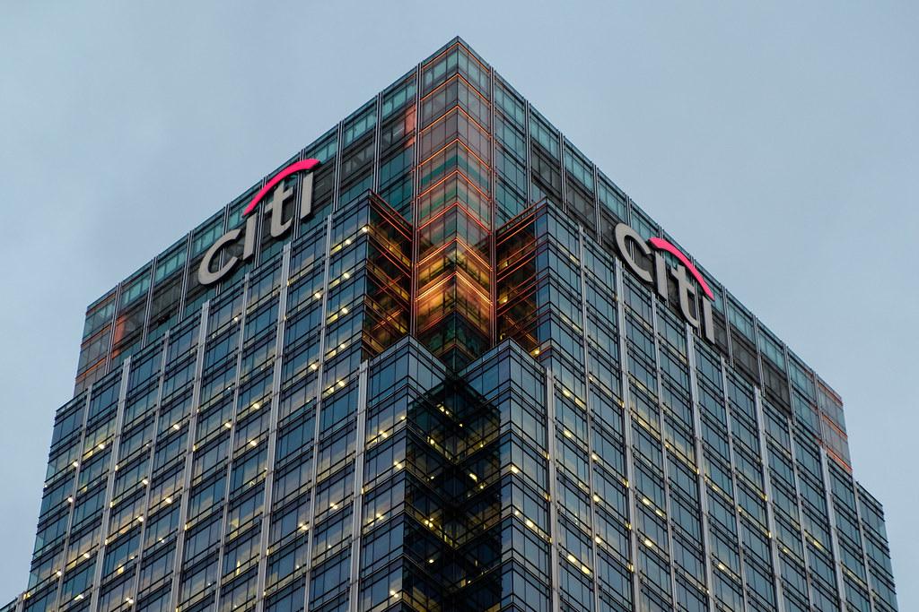 Citigroup рассматривает запуск сервисов по хранению, платежам и конвертации стейблкоинов после принятия в США нового закона, расширяющего возможности их использования.  Банк может обеспечивать хранение казначейских облигаций и наличных, которыми обеспечены стейблкоины, предоставлять кастодиальные услуги для крипто-ETF активов, а также разрабатывать решения для мгновенных платежей с использованием стейблкоинов. Кроме того, Citigroup изучает возможность выпуска собственного токена.   Крипто ТВ