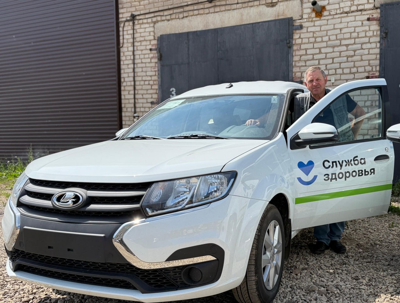 Автопарк Ишимбайской больницы пополнили пять автомобилей LADA LARGUS в рамках реализации нацпроекта «Продолжительная и активная жизнь».   На данных автомобилях можно транспортировать в лечебное учреждение лежачего пациента и одного медицинского работника, или четырех пассажиров. Сиденья второго ряда складываются для размещения специального оборудования и носилок, что расширяет функциональные возможности транспортных средств.   В салоне автомобилей помимо приёмного устройства и носилок, также предусмотрены педиатрические ремни для детей и облучатель-рециркулятор для дезинфекции. Эти новшества расширяют функциональные возможности транспортных средств.   — Обновление автопарка — это не просто техническое усиление, это возможность быстрее и качественнее оказывать медицинскую помощь жителям отдалённых сельских территорий. Мы благодарны за поддержку и системный подход к развитию первичного звена. Новые автомобили уже распределены и начнут работу в ближайшее время, — отметил главный врач Ишимбайской ЦРБ Ринат Гайнетдинов.   Обновление автопарка медучреждений ведется на постоянной основе. В текущем году для медицинских организаций будет поставлено 99 единиц санитарного автотранспорта. С начала года больницы уже получили 31 единицу автотранспорта.   #МинздравБашкортостана #НацПроект #ПродолжительнаяиАктивнаяЖизнь