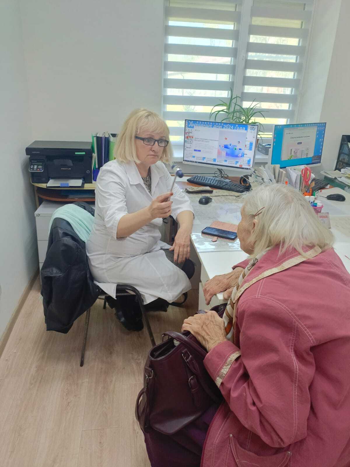 Медицинская бригада Шпаковской районной больницы совершила выезд в село Сенгилеевское. Хирург, окулист, лор, невролог, гинеколог, уролог, кардиолог осмотрели 104 человека Также медики провели 546 обследований. Среди которых: общий анализ крови, общий анализ мочи, глюкоза крови, холестерин, электрокардиограмма , три пациента осмотрены на дому. Напомним, что региональный проект «За здоровье» начал существование по инициативе губернатора Владимира Владимирова в 2018 году. С тех пор узкими врачами региона осмотрено и проконсультировано более 450 тысяч человек. Набранный темп работы продолжается. В 2025 году в рамках проекта «За здоровье» консультацию узкопрофильных врачей получили уже 44 тысячи пациентов.