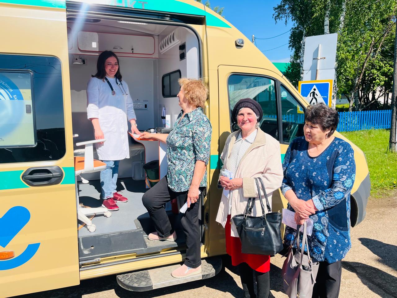 В Бакалинской больнице продолжает работу передвижной фельдшерско-акушерский пункт. Его появление в отдаленных населённых пунктах Бакалинского района стало возможным благодаря реализации национального проекта «Продолжительная и активная жизнь». Так, в рамках данных выездов, мобильный ФАП посетил село Старокуяново, население которого составляет 316 человек, в том числе 78 детей. Участковый врач-терапевт, медсестра и фельдшер совместно провели осмотр пациентов в рамках диспансеризации. Всего было осмотрено более 30 пациентов, 6 маломобильных людей на дому. Также на базе передвижного ФАПа был проведён забор крови, выполнены ЭКГ, спирометрия, измерения веса, роста и артериального давления. Акушерка осмотрела женщин, а также взяла материалы для исследований. — Работа передвижного фельдшерско-акушерского пункта очень важна, потому что она помогает людям в отдалённых и малонаселённых районах получать медицинскую помощь. Мы будем продолжать развивать мобильные службы, чтобы помощь доходила до каждого как можно быстрее и качественнее, — отметил главный врач Бакалинской ЦРБ Забир Гиздатуллин. #МинздравБашкортостана #НацПроект #ПродолжительнаяиАктивнаяЖизнь