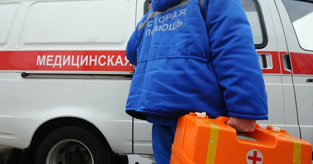 Треть врачей негативно оценили передачу фельдшерам части обязанностей Так ответили в опросе 33,6% из 1,5 тыс. опрошенных специалистов. Нейтрально передачу обязанностей оценило меньше трети опрошенных 27,6% , а положительно — 38,8%.Большинство врачей уверены, что фельдшерам и акушерам можно передать разве что бюрократическую работу, например выписку рецептов, справок, листков нетрудоспособности так ответили 80,2% опрошенных , а также задачи по профилактике заболеваний, например диспансеризацию и вакцинацию 79,1% . Диагностику и лечение, согласно клиническим рекомендациям, среднему медперсоналу готовы передать меньше 3% опрошенных, а выполнение врачебных манипуляций — чуть больше 5%. Среди потенциальных рисков передачи среднему медперсоналу обязанностей врачей больше половины опрошенных 53% назвали путаницу в разных бюрократических вопросах. На возможность массового увольнения среднего медперсонала указали почти 55%, а на снижение у пациентов доверия и лояльности медработникам — 43,5%. Риски некорректного лечения или недостаточной профилактики видят 39,1%, а гипердиагностики либо, наоборот, позднего выявления болезней — 32,2%. Меньше всего — 26,9% считают, что часть обязанностей фактически давно передана среднему медперсоналу и ничего не изменится. МедКрай Ваше здоровье