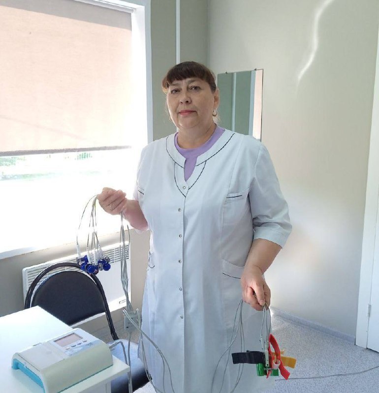 Новое оборудование расширяет возможности диагностики для жителей Безенчукского района В рамках национального проекта «Продолжительная и активная жизнь» в Безенчукскую центральную районную больницу поступил новый цифровой рентген - аппарат для проведения флюорографии. Современное оборудование позволяет проводить быструю и точную диагностику заболеваний органов дыхания. Также в больницу поступили новые электрокардиографы, среди которых 5 предназначены для ФАПов и здравпунктов, а 3 - повысят точность диагностики сердечно-сосудистых заболеваний в условиях стационара и поликлиники. "Обеспечение новым оборудованием – это не только техническое обновление, но и важный вклад в профилактику и раннюю диагностику серьезных заболеваний. Цифровая флюорография и электрокардиография сокращают время диагностики. Благодаря мероприятиям нацпроекта наше медучреждение развивается, чтобы каждый житель района мог получить качественную и своевременную медицинскую помощь", - отметила главный врач Безенчукской ЦРБ Людмила Слепнева. Модернизация первичного звена здравоохранения — одно из важных направлений национального проекта "Продолжительная и активная жизнь",который реализуется по решению Президента страны Владимира Путина. В этом году в медучреждения региона планируется поставка 812 единиц медтехники. #первичноезвено_63 #НацПроектАктивнаяЖизнь #СамарскаяОбласть