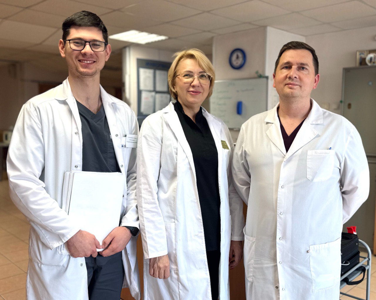 Хирурги Свердловского областного клинического психоневрологического госпиталя для ветеранов войн сохранили ногу участнику СВО который поступил к ним после тяжелого осколочного ранения голени от разрыва снаряда В течение полутора лет медики миллиметр за миллиметром восстанавливали кость чтобы избежать ампутации Многоэтапное лечение мастерство врачей и мужество пациента совершили чудо мужчина снова может ходить на двух ногах Подробнее читайте на сайте Областной газеты пресс служба Министерства здравоохранения Свердловской области Подписаться на ОГ Прислать новость Поддержать канал