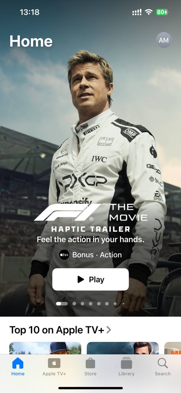 В приложении Apple TV появился трейлер F1 с тактильным откликом Taptic Engine iPhone вибрирует в моменты запуска двигателя, поворота руля, наезда на поребрик и в других сценах Фича работает только в приложении Apple TV. Чтобы всё сработало, звук должен идти через динамики телефона. Если не работает — возможно, дело в уровне заряда или слишком старой iOS