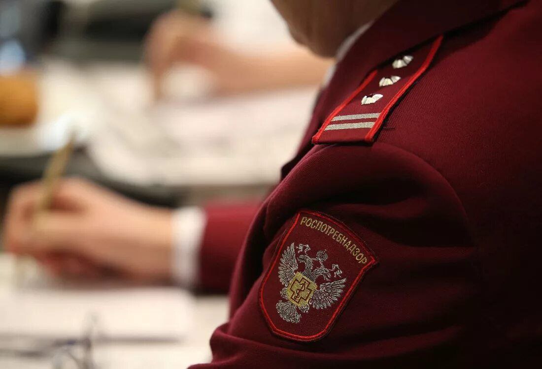 Роспотребнадзор вынес предостережение Александровской больнице из-за инцидента с некачественным хлебом. Причиной послужило выявление фактов выдачи хлеба с признаками плесени. Этот инцидент привлек внимание надзорных органов к соблюдению санитарно-эпидемиологического законодательства в медицинском учреждении. В ведомстве сообщили, что соответствующее обращение поступило после обнаружения некачественной продукции. Установлено, что пациентам неврологического отделения № 2 выдавался хлеб, пораженный плесенью, что является серьезным нарушением санитарных норм. Как сообщается на сайте Генпрокуратуры, это стало основанием для применения мер реагирования со стороны Роспотребнадзора, направленных на предотвращение подобных нарушений в будущем. Медицинское учреждение, которое возглавляет Юрий Линец, в настоящее время фигурирует в нескольких судебных разбирательствах. «Александровская больница» является ответчиком по четырем арбитражным делам на общую сумму 1,1 миллиона рублей.