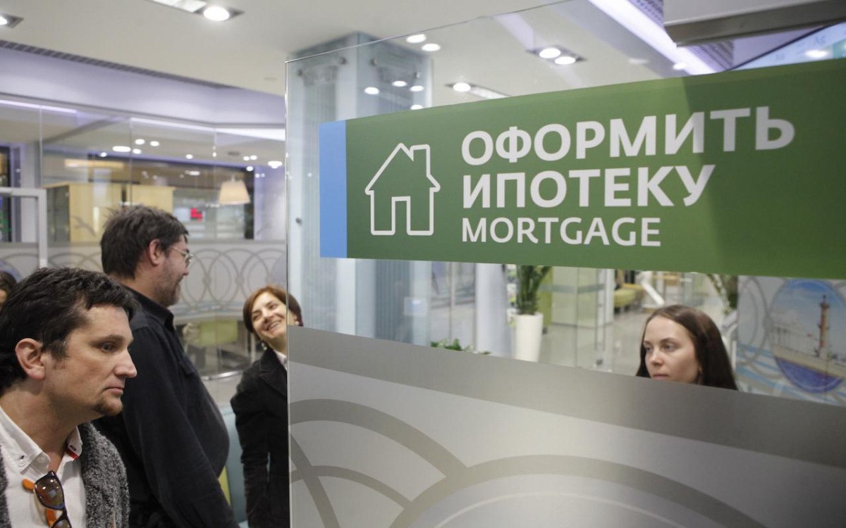 Доля отказов по заявкам на ипотечные кредиты в декабре 2024 года снизилась до 50%. Динамика отказов отдельно по первичному и вторичному рынкам в прошлом году была разнонаправленной. На «вторичке» с января по декабрь число отказов сократилось с 50 до 34%. На «первичке» же, напротив, весь год банки наращивали отказы, и к октябрю этот показатель достиг рекордных 77%. К концу года он начал снижаться — до 72% в ноябре и 69% в декабре. Высокий уровень отказов на первичном рынке объясняется окончанием основной программы льготной ипотеки и, соответственно, снижением у банков аппетита к риску именно в сегменте новостроек. Ожидается, что скоро банки перейдут на выдачи ипотеки в так называемом «ручном режиме» — исходя из запроса конкретного клиента. ProБанки