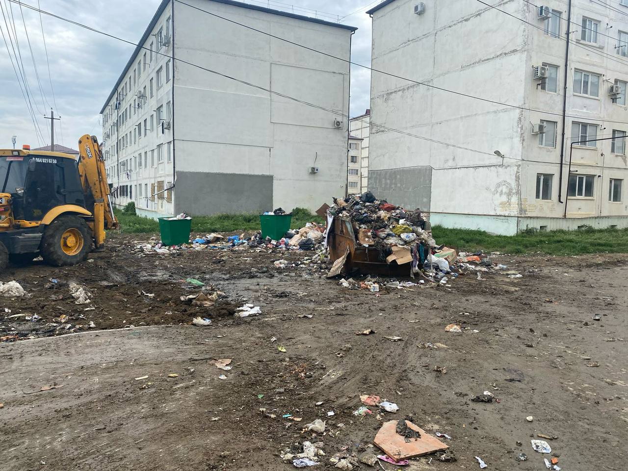 По предписанию Роспотребнадзора ликвидировали мусорные свалки в селе Джалган Дербентского района По жалобе жителей села Джалган Дербентского района на скопившийся мусор, Роспотребнадзор проверил санитарное состояние населенного пункта. Указанные в обращениях факты подтвердились. Роспотребнадзор направил предписания администрации села и «Службе городского сервиса» ГО «город Дербент» с требованиями: - вывезти мусор из бункера, расположенного по ул. Дагестанская; - ликвидировать стихийную мусорную свалку на прилегающей территории к контейнерной площадке; - обеспечить проведение дезинфекционных мероприятий. На 07.05.2025г. предписания полностью выполнены.