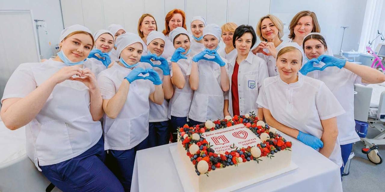 Бюджетное обучение В медицинских колледжах Москвы на 7 0 увеличат количество бюджетных мест по специальности «сестринское дело». Это значит, до 3 0 0 0 школьников могут обучиться профессии бесплатно. Также в медицинских колледжах вводится новый практико-ориентированный стандарт обучения с вовлечением студентов в работу крупнейших больниц уже с первого курса. Студенты пройдут углублённую подготовку по профилям «медицинская сестра операционная», «медицинская сестра – анестезист», «рентгенолаборант». Московская медицина. Cito #московскаямедицинаcito #новости #обучение