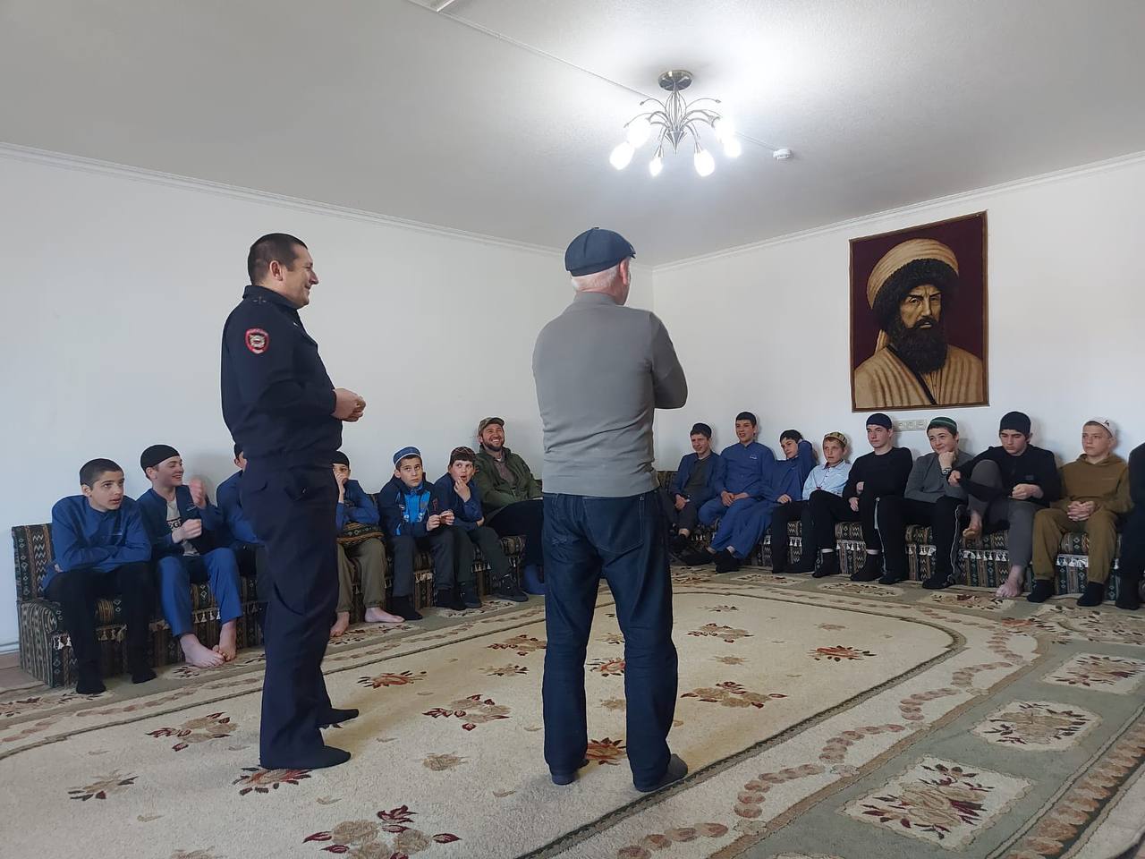 Территориальный отдел Роспотребнадзора провел проверку медресе в рамках санитарно-эпидемиологического контроля    Гунибский территориальный отдел Роспотребнадзора провел проверку медресе на предмет соблюдения санитарного законодательства. В ходе проверки специалисты оценили условия, в которых обучаются и проживают студенты, а также соблюдение санитарных норм.   Кроме того, сотрудники Роспотребнадзора провели гигиеническое обучение для работников медресе. Речь шла о важности соблюдения общего санитарно-противоэпидемического режима, который является ключевым для предотвращения распространения инфекционных заболеваний.    Также акцентировалось внимание на организации питания в образовательном учреждении, включая вопросы безопасного хранения и приготовления пищи, а также санитарные требования к столовым и кухонным помещениям.  #роспотребнадзор_новости