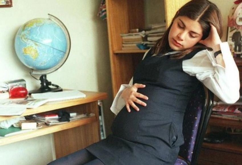 Школьницы должны учиться, а не заводить детей, заявили в Совфеде.   Сенатор Елена Перминова считает, что молодые девушки должны получать образование и создавать семью осознанно. Поэтому она «очень осторожно» относится к введению выплат беременным ученицам ради улучшения демографической ситуации в стране.  «Когда уже человек совершеннолетний и создает осознанно свою студенческую семью, вот здесь надо поддерживать такие семьи», — заявила Перминова.  Ранее такую выплату ввели в Орловской области, теперь не только студентки будут получать по 100 тыс. руб. за беременность и роды, но и школьницы. Теперь программа охватит и учениц, а ее действие продлится до 2027 года. Соответствующий указ подписал губернатор Андрей Клычков.