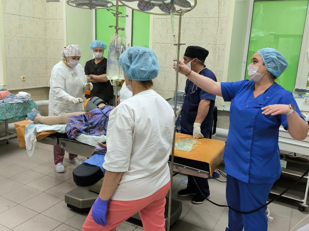 В Сухоложской районной больнице произошло важное событие — хирурги впервые провели артроскопическую операцию 65-летней пациентке. 65-летняя свердловчанка обратилась в местную больницу с жалобами на боль в коленях. После детального обследования врачи приняли решение о проведении артроскопии. Это малоинвазивный хирургический метод, позволяющий визуально исследовать внутренние структуры и содержимое суставной полости. Для этого медики используют тонкие оптические и механические инструменты, которые вводятся через небольшие проколы в коже, что минимизирует повреждения во время операции. Главной задачей стало удаление у пациентки повреждённых участков мениска, которые мешали ей двигаться и вызывали значительный дискомфорт. Новая методика позволила с минимальной травматизацией быстро восстановить двигательную активность женщины. После операции пациентка прошла реабилитацию и чувствует себя хорошо.