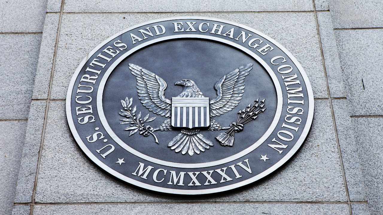 Финансовый отчет от SEC    Комиссия по ценным бумагам и биржам США  SEC  опубликовала отчет «о мерах принудительного характера за 2024 финансовый год».   В общей сложности было возбуждено 583 дела, что на 14% больше, чем в 2023 году — штрафы и выплаты достигли рекордного показателя в 8.2млрд$. В центре внимания находятся области «с высоким уровнем риска», такие как криптовалюты и фонды прямых инвестиций.  Генслер скоро покинет пост главы ведомства и отчеты должны улучшиться