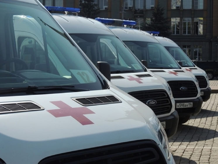 Свердловские врачи спасли ногу 14-летнего жителя Кушвы, на которого в карьере, где он гулял, упал огромный камень. Сначала ребенка спасали сотрудники МЧС, которые с помощью специального домкрата достали ребенка с придавленной ногой. Затем мальчика госпитализировали в больницу № 9 Екатеринбурга, где специалисты применили VAC-терапию, способствующая росту грануляционной ткани и ускоряющая процесс заживления. Сначала врачи выполнили хирургическое вмешательство, обеспечив стабильную фиксацию для быстрого сращения перелома и восстановления функции конечности. Затем проводилась антибактериальная и противомикробная терапия, гемостатическая, симптоматическая, инфузионная терапия, обезболивание и так далее. После положительной динамики от VAC-терапии пациенту провели аутодермопластику для закрытия раневой поверхности. Спустя 11 дней ребенка выписали домой под наблюдение врача.