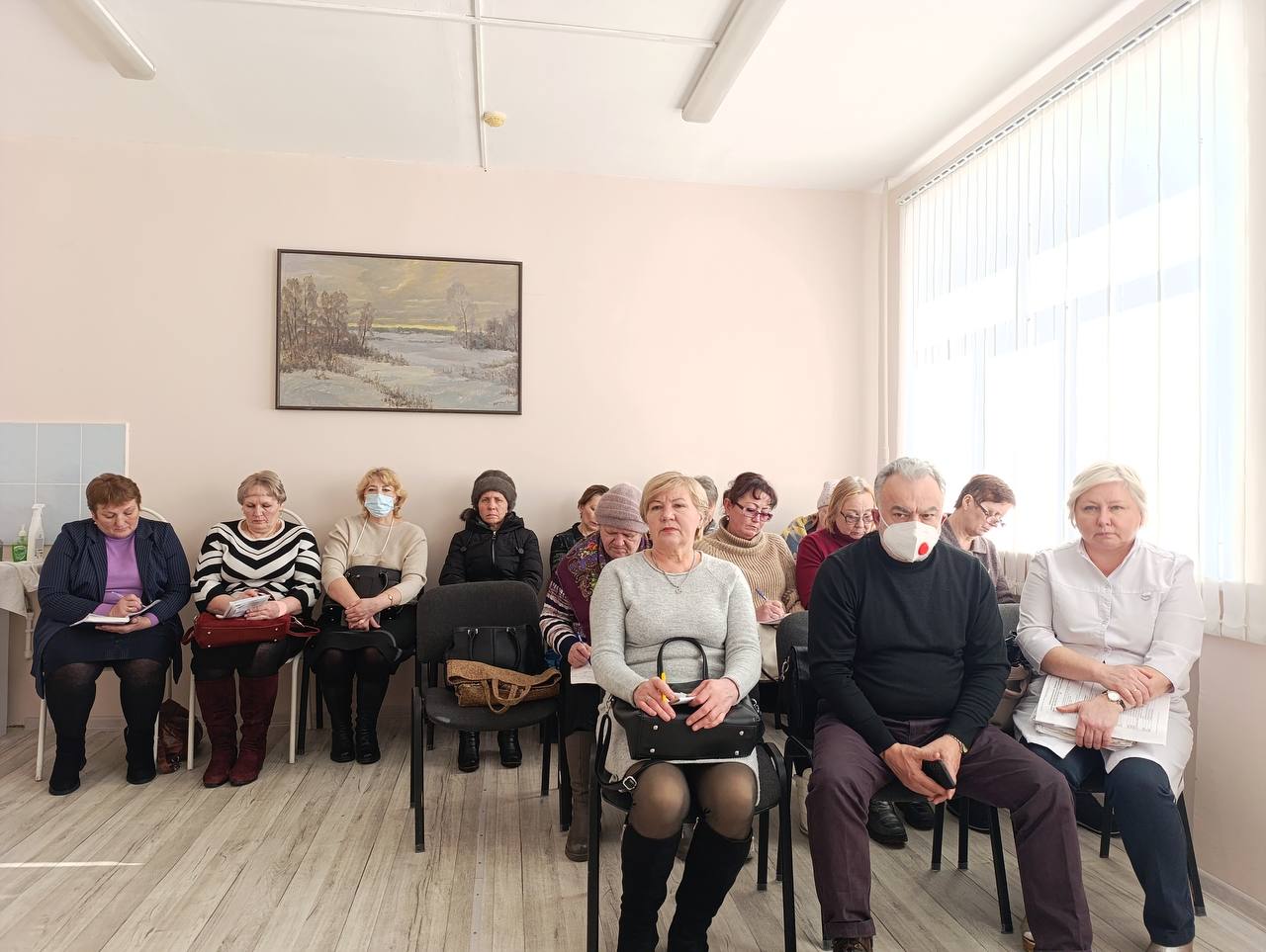 Более 300 жителей Новомалыклинского района получили помощь «Выездной поликлиники»  19 февраля врачи ведущих областных клиник провели масштабный медицинский десант в Новомалыклинском районе. Вот главные цифры дня:      Итоги выезда:   Более 300 консультаций от узких специалистов:     ревматолог, кардиолог, эндокринолог;     онколог, фтизиатр, психиатр;     гастроэнтеролог, дерматолог, ЛОР и другие.      8 человек прошли медикаментозное кодирование от алкогольной зависимости.     2 семьи получили поддержку в борьбе с зависимостями.     149 детей осмотрены врачами:     36 направлены на дообследование;     1 ребёнок госпитализирован.      35 жителей села Новочеремшанск прошли комплексное обследование.      Профилактика — основа здоровья!   Для пожилых провели лекцию о борьбе с лишним весом и мастер-класс по суставной гимнастике.     Фельдшеры района повысили квалификацию на семинаре от главных специалистов Минздрава.    5 марта «Выездная поликлиника» отправится в Цильнинский район.