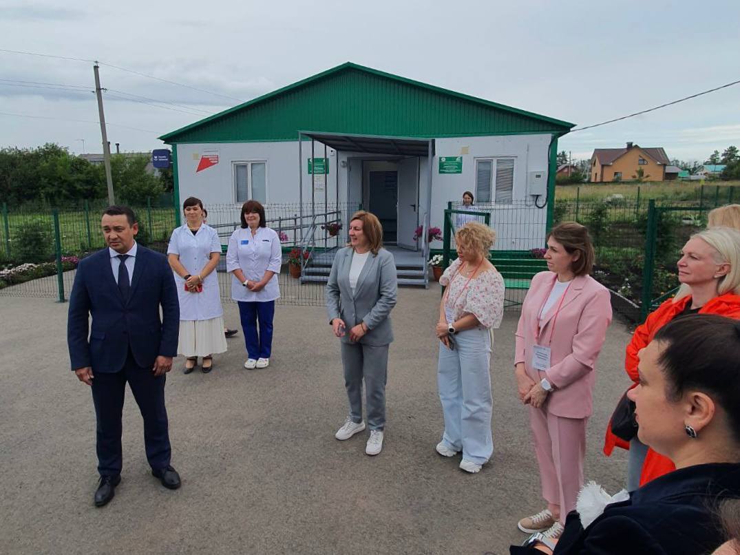 Представители Центрального научно-исследовательского института организации и информатизации здравоохранения Минздрава РФ, а также делегации из Мурманской, Ульяновской, Воронежской и Липецкой областей посетили фельдшерско-акушерский пункт в деревне Стуколкино Уфимского района. Этот медицинский пункт обслуживает жителей двух населённых пунктов — Стуколкино и Песчаный, общей численностью более 520 человек. Благодаря внедрению современных технологий, ФАП стал важным звеном в системе здравоохранения региона. В рамках реализации программы цифровизации здравоохранения в ФАПе внедрены современные телемедицинские технологии, обеспечивающие удалённые консультации профильных врачей — кардиологов, неврологов, эндокринологов и других специалистов. Это значительно повышает качество и доступность медицинской помощи для людей, проживающих в отдалённых районах. С начала года в ФАПе проведено более 60 телемедицинских консультаций. Здесь реализована концепция «Цифровой ФАП», благодаря которой Стуколкинский ФАП занял первое место на федеральном конкурсе «Оргздрав». Полный переход на электронный документооборот позволяет упростить оформление рецептов для льготных категорий граждан, выдачу листков нетрудоспособности и ведение медицинской документации. Такой подход не только повышает эффективность работы медицинского персонала, но и значительно снижает объем бумажной отчетности. Коллеги оценили внедрение современных технологий в систему первичной медико-санитарной помощи на сельском уровне. Это шаг к улучшению здоровья и благополучия жителей удалённых населённых пунктов. #МинздравБашкортостана #ЗдравоохранениеРБ