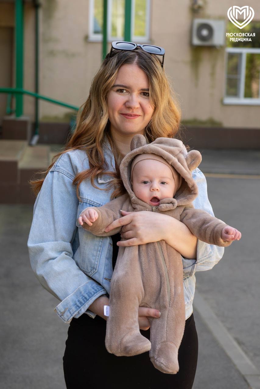 Спасение двух жизней: мама с тяжелым заболеванием почек родила здорового малыша! Врачи ГКБ №52 провели сложную беременность и приняли роды у пациентки с крайне тяжелым гестационным пиелонефритом. Осложнение было критическим: агрессивная инфекция и сдавливание мочеточников. Несмотря на риски, на 37-й неделе женщина самостоятельно родила здорового мальчика. Детали удивительной истории спасения — по ссылке. #История_Спасения