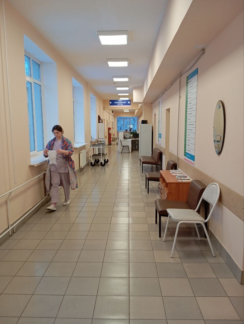 Как только что доложил министр здравоохранения Карелии Михаил Охлопков который находится на месте Кондопожская ЦРБ функционирует в стабильном режиме Специалисты МЧС Минздрава и главврач больницы провели осмотр места возгорания От дыма и копоти пострадал только коридор инфекционного отделения В остальных помещениях в других структурах здания следов пожара нет Сейчас важно быстро привести в порядок инфекционное отделение Больных на время ремонта переместят в паллиативное отделение на первом этаже этого же здания Детское и акушерское отделения будут работать в штатном режиме Напомню пожар в инфекционном отделении Кондопожской ЦРБ произошёл минувшей ночью Погиб одинокий пожилой мужчина который находился в палате на месте возникновения пожара Были эвакуированы 12 человек из них четверо детей Состояние пациентов стабильное признаков отравления угарным газом нет Причины произошедшего установит специальная комиссия Не исключён человеческий фактор