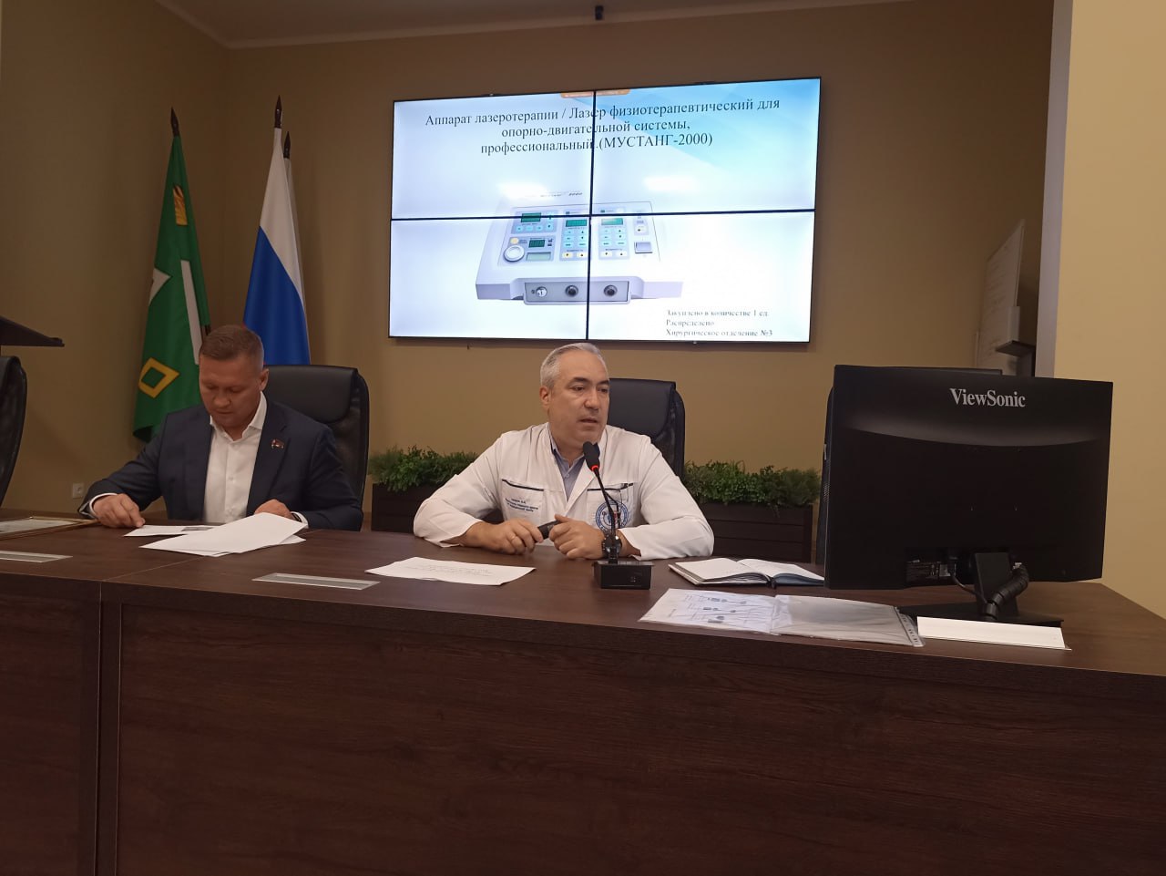 Пушкинская больница получила физиотерапевтическое оборудование от депутата Мособлдумы Сегодня ежедневная планерка в Пушкинской клинической больнице имени профессора Розанова В.Н. началась с хороших новостей – за счет областных средств, выделенных депутату Мособлдумы Михаилу Александровичу Ждан, для нашего медучреждения приобретено несколько единиц оборудования для физиотерапии почти на 1 миллион рублей. Это системы ультразвуковые для физиотерапии, аппараты УВЧ, электрофореза, лазерной, электро- и фототерапии, система физиотерапевтическая для электростимуляции. Исполняющий обязанности главврача Александр Александрович Аверин выразил благодарность депутату и подчеркнул, что Михаил Александрович всегда с нами рядом и никогда не забывает про нужды больницы, стараясь помочь по мере сил и возможностей. «При поддержке бюджета Московской области, мы вместе с главврачом, и благодаря вашим запросам, выделили определенные перечни физиотерапевтического оборудования, которые необходимо приобрести. В следующем году мы готовы рассмотреть варианты приобретения дополнительного оборудования для оказания высокотехнологичной медицинской помощи, чтобы наши жители могли, не выезжая за пределы округа, получать всю необходимую медицинскую помощь, в том числе и самую современную», - уточнил Михаил Александрович. Оборудование уже распределено в амбулаторно-поликлинические и стационарные подразделения больницы, готово к передаче, и в ближайшие дни начнет использоваться в работе. А завершением встречи, или, как пошутил Михаил Александрович, «вишенкой на тортике» стал диплом Мособлдумы, которым награждается весь коллектив больницы за добросовестный труд и высокий профессионализм.